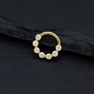 Anneau de septum en or 18K avec pierres de moissanite Anneau de piercing en or avec pierres de moissanite scintillantes sur fond noir