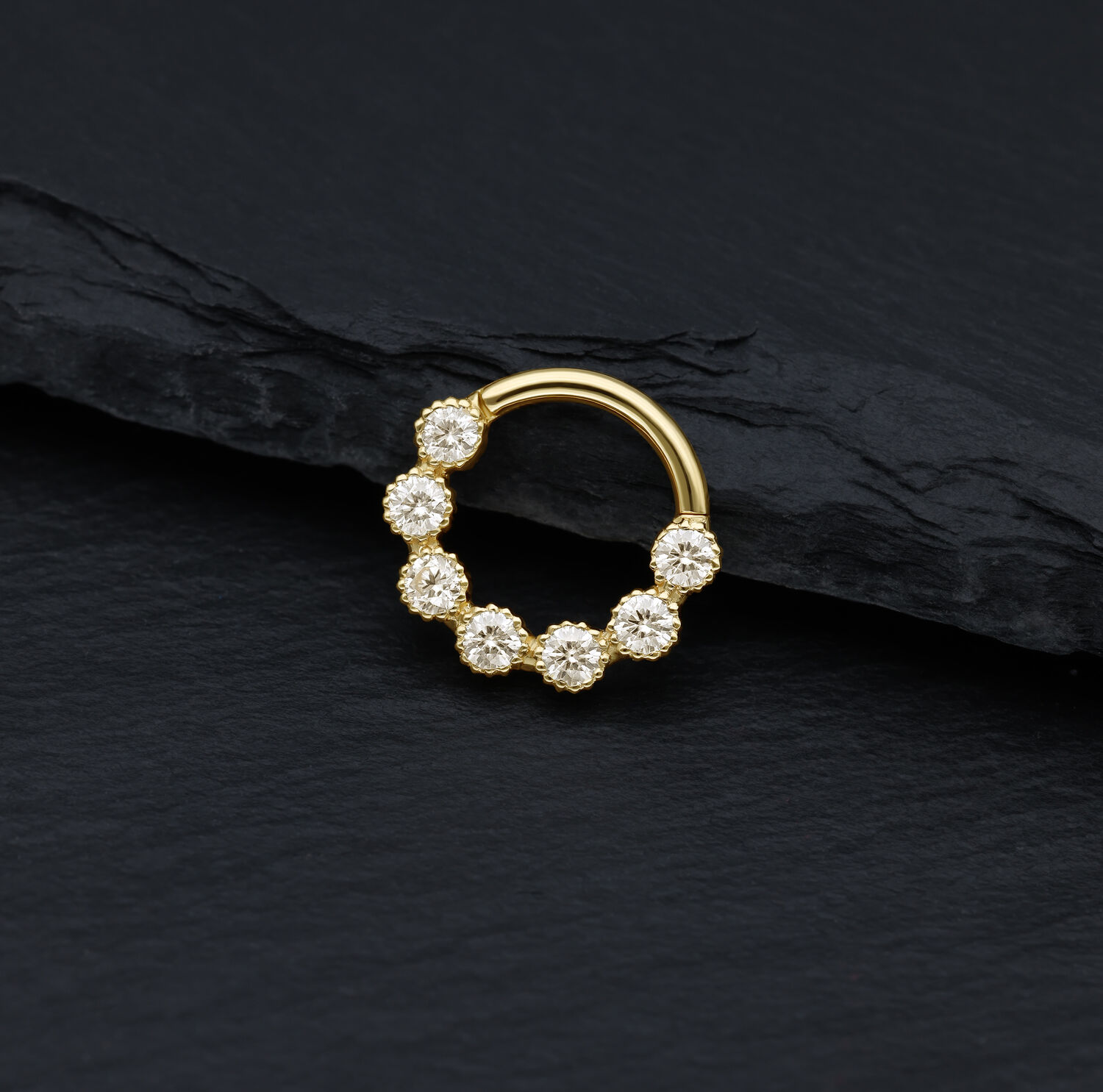 Anneau de septum en or 18K avec pierres de moissanite Anneau de piercing en or avec pierres de moissanite scintillantes sur fond noir