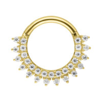 Anneau de septum doré avec pierres de moissanite sur fond blanc