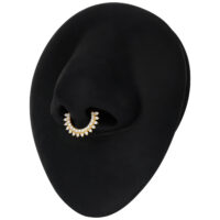 Anneau de septum en or avec moissanite, design rayons de soleil sur fond noir