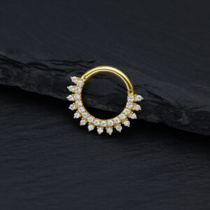 Anneau de septum en or avec rayons de soleil en moissanite sur fond noir