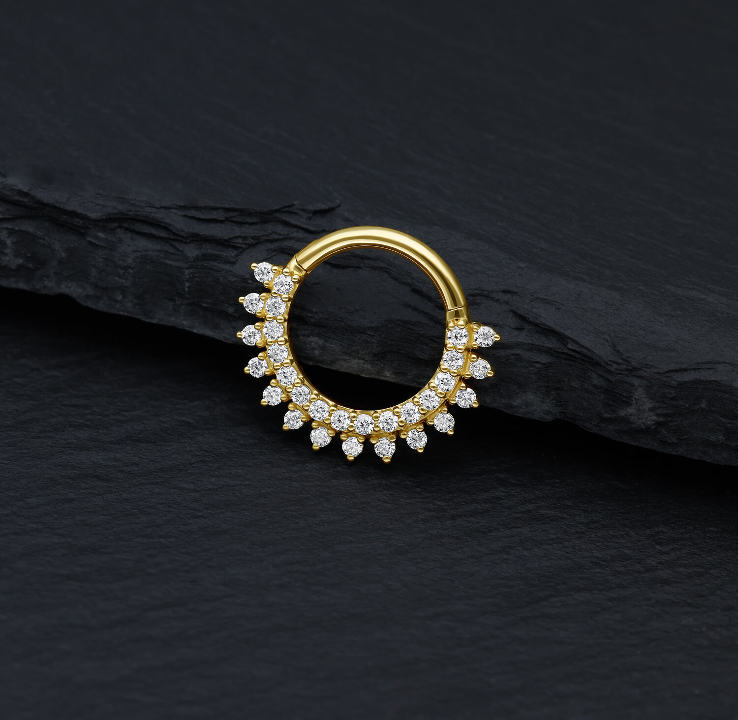 Anneau de septum en or avec rayons de soleil en moissanite sur fond noir