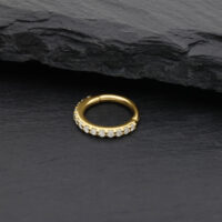 14K Or Moissanite Anneau de Nez avec Cristaux Anneau de nez en or avec cristaux de moissanite sur pierre noire