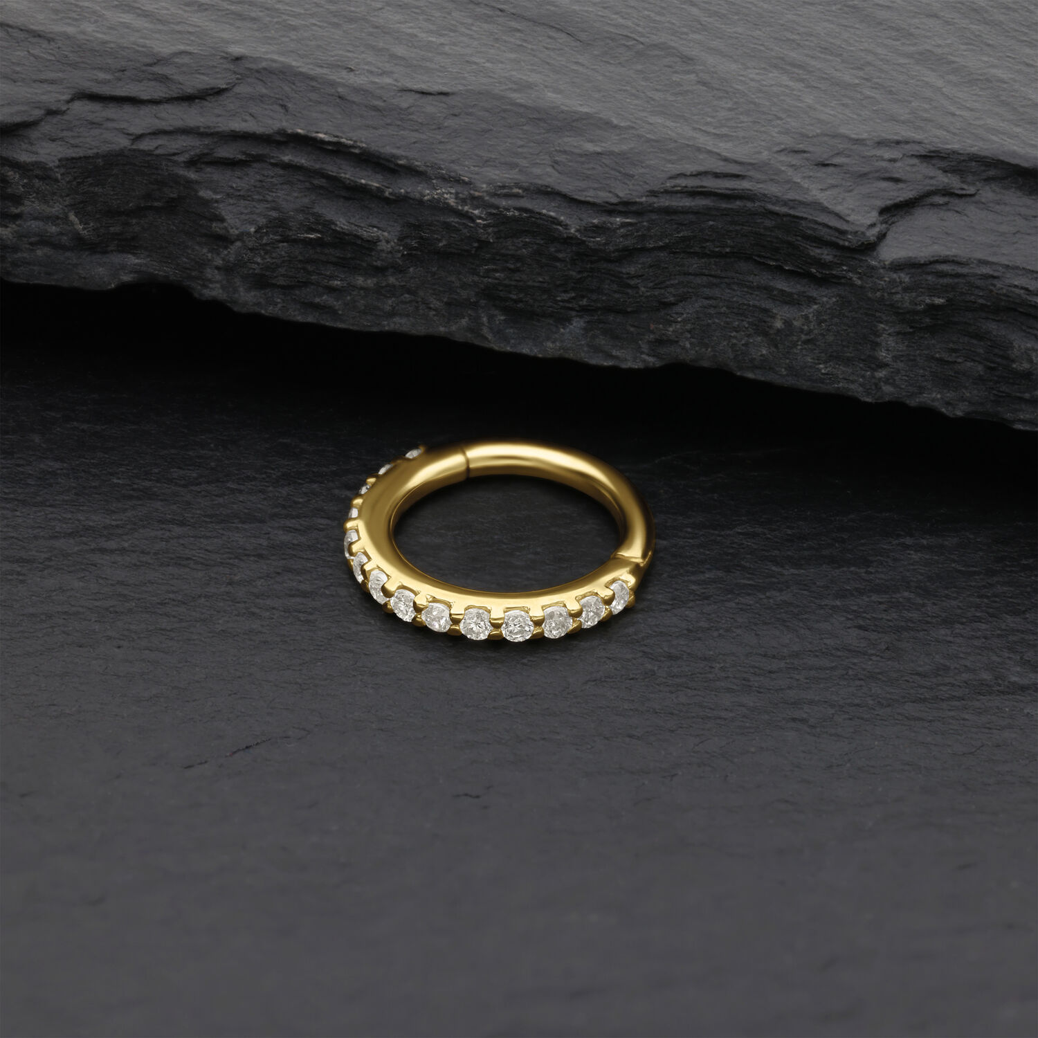 14K Or Moissanite Anneau de Nez avec Cristaux Anneau de nez en or avec cristaux de moissanite sur pierre noire