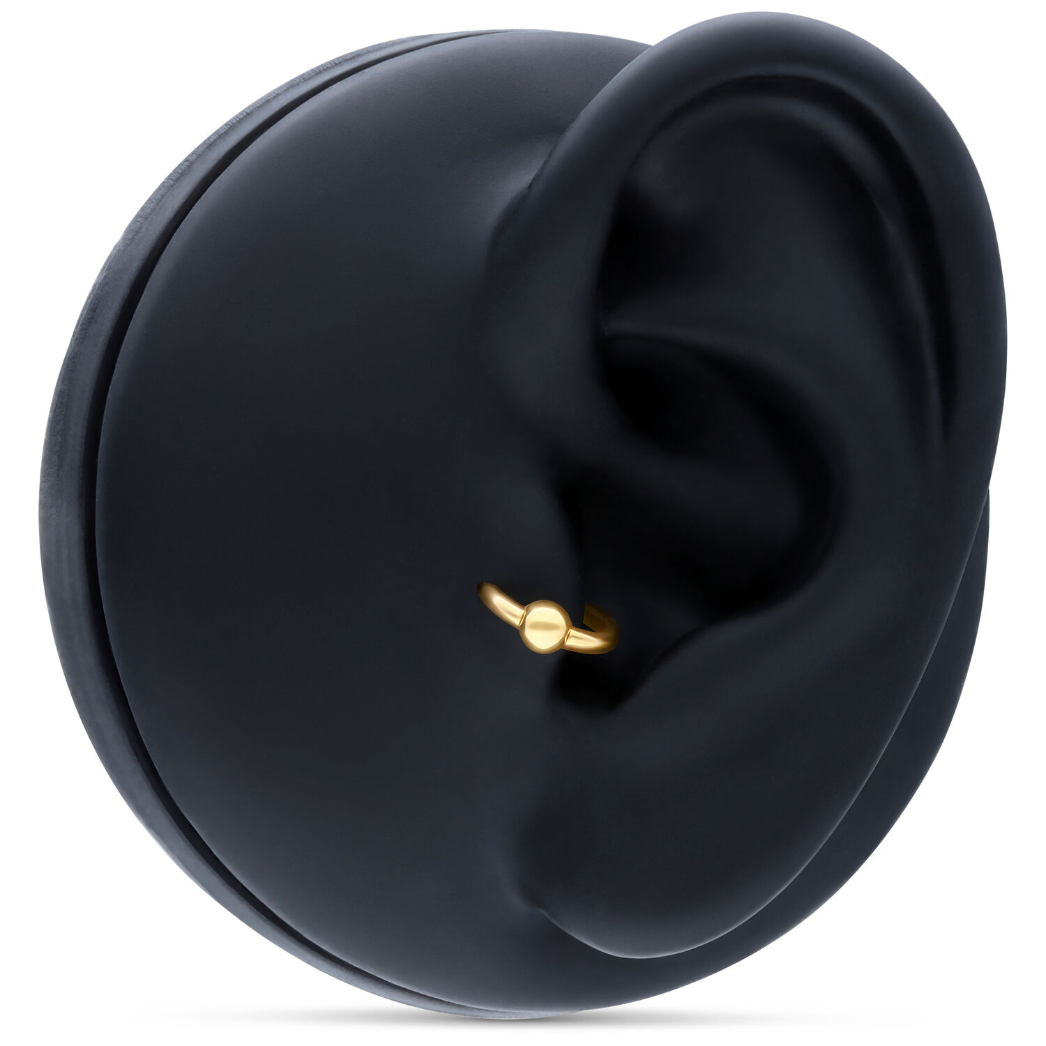 Anneau à bille en or 18K à l'oreille Anneau à bille en or dans un piercing à l'oreille sur fond noir