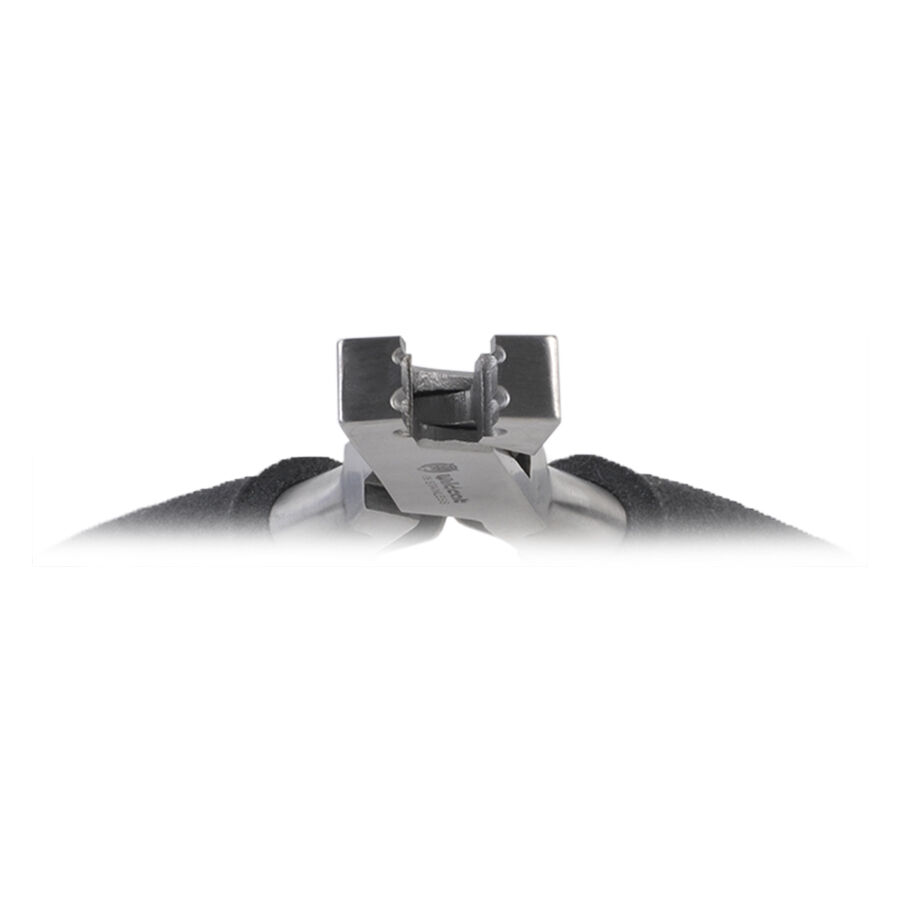 Bioplast taraud en acier inoxydable Taraud en acier inoxydable pour piercings sur fond blanc