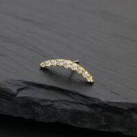 14K Or Moissanite Cristal Arc Embout Embout doré en arc avec des cristaux de moissanite clairs sur fond noir