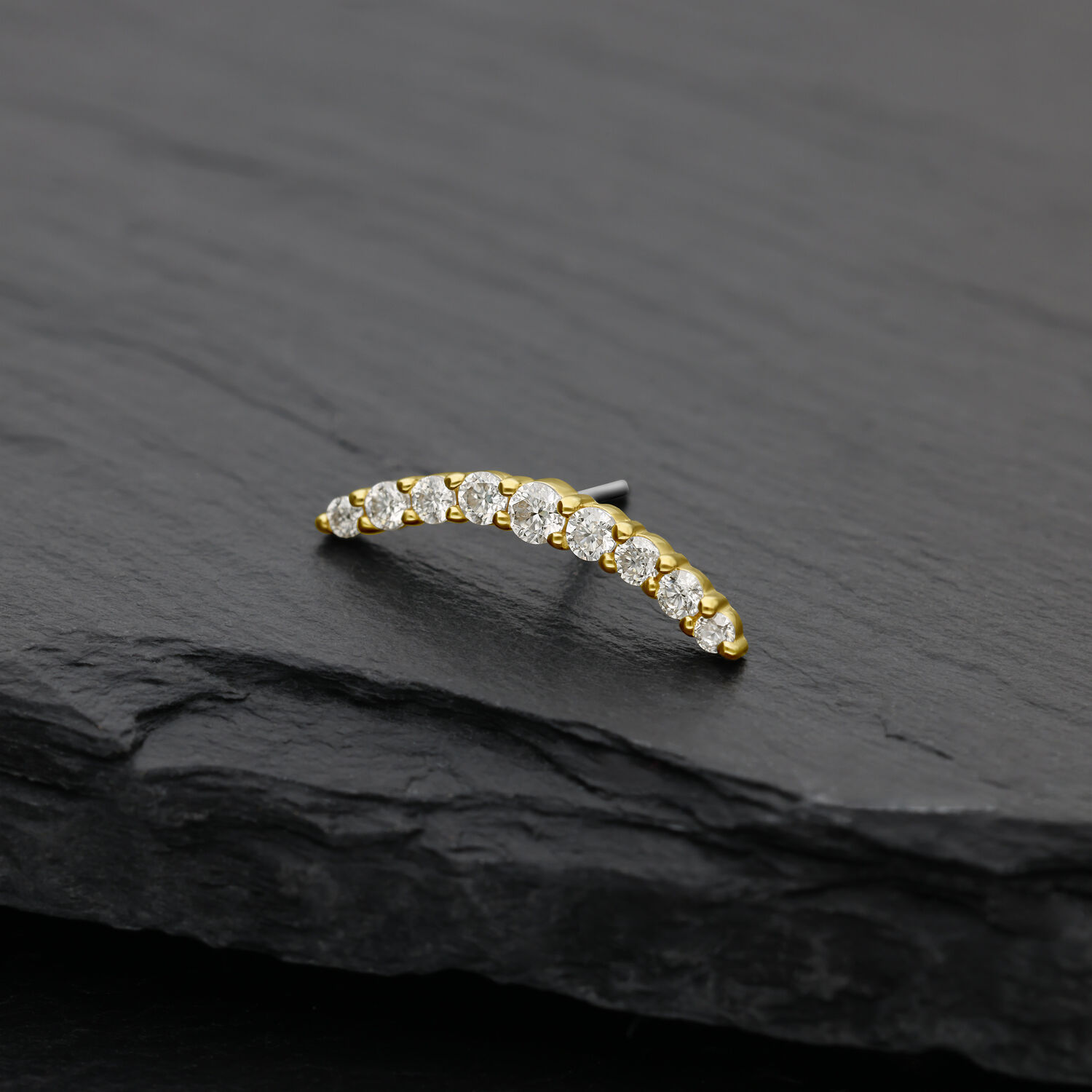 14K Or Moissanite Cristal Arc Embout Embout doré en arc avec des cristaux de moissanite clairs sur fond noir