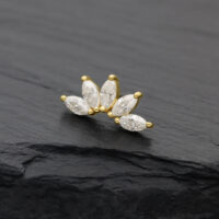 Embout doré avec pierres de moissanite claires sur fond sombre