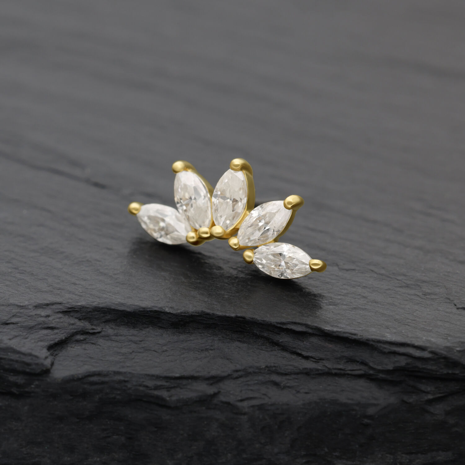 Embout doré avec pierres de moissanite claires sur fond sombre