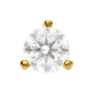 Moissanite rond et clair dans un sertissage en or 14K, gros plan