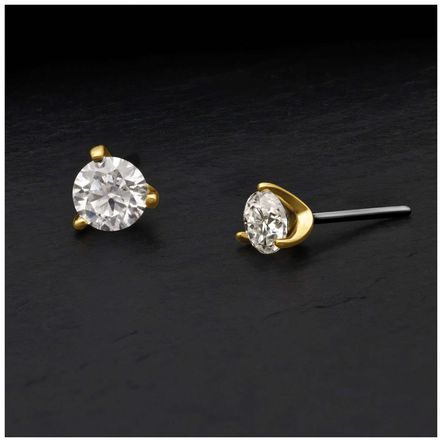Embout en or 14K avec moissanite en design Push-Fit Deux embouts en or avec moissanite en Push-Fit sur fond noir