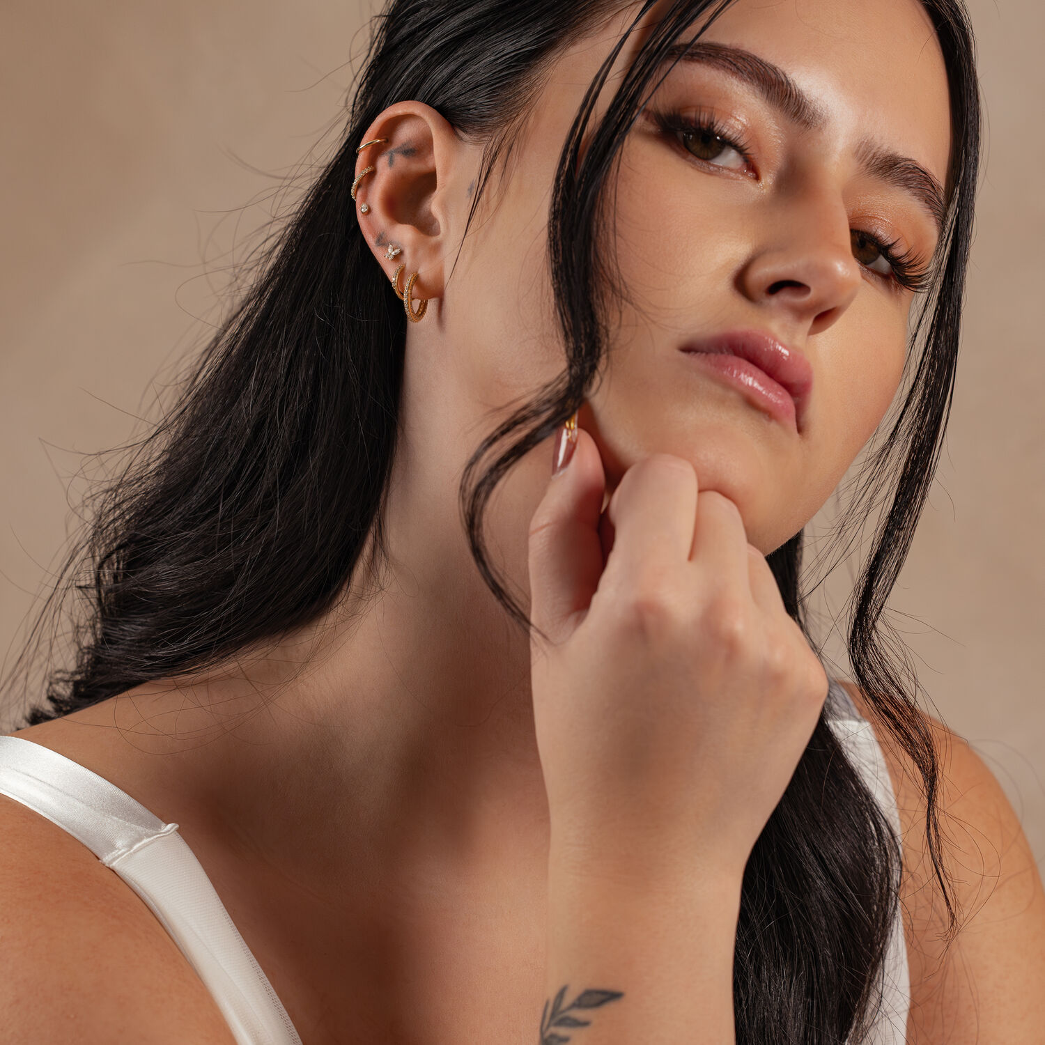 14K Or Moissanite Embout à l'Oreille Femme avec embout 14K or moissanite à l'oreille sur fond neutre