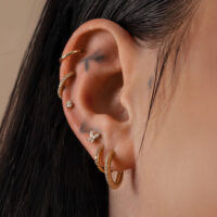 Embout d'oreille en or 14K avec moissanite Embout en moissanite doré dans l'oreille, brillant sur la peau