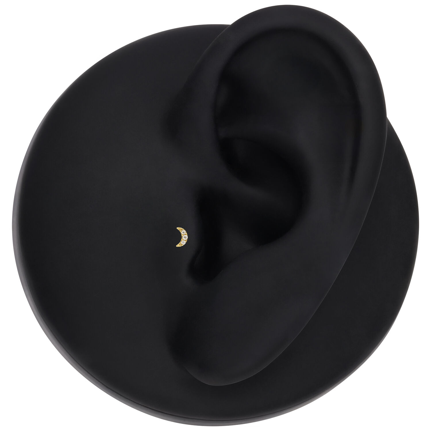 Embout Lune Moissanite Push-Fit en Or 14K Petit croissant de lune en moissanite doré sur un modèle d'oreille noir