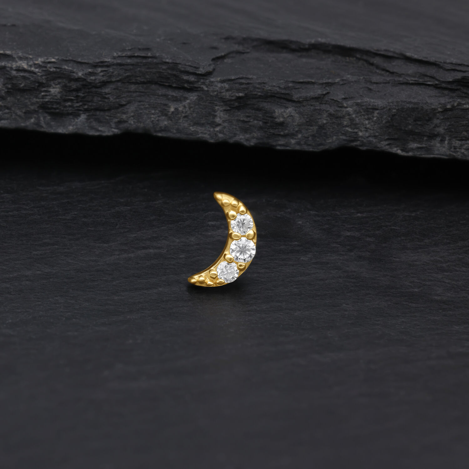 Embout Lune en Or 14K Moissanite de Wildcat Embout lune doré avec pierres de moissanite cristallines sur fond sombre