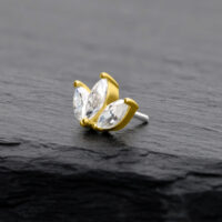 Lotus en or 14K avec moissanite Lotus en or avec pierres de moissanite claires sur fond noir