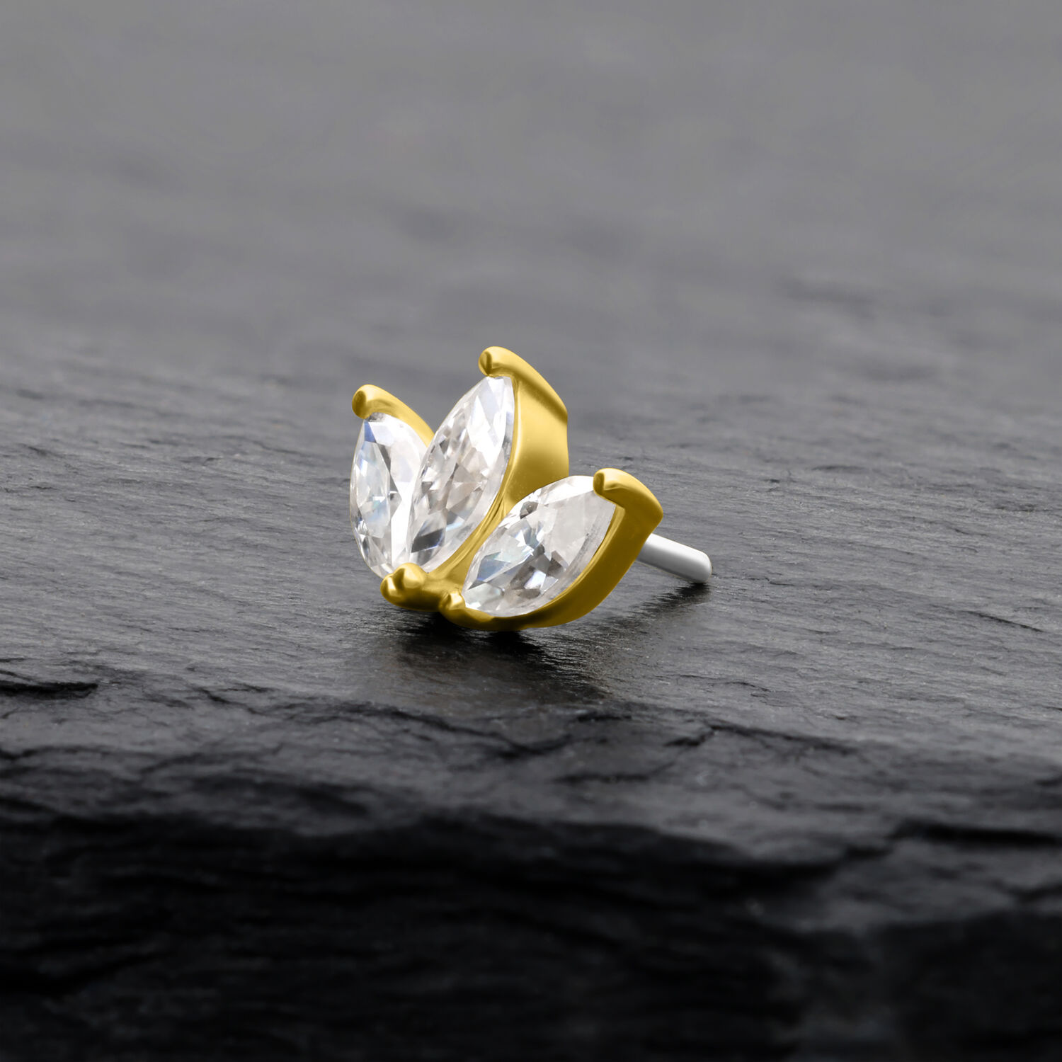 Lotus en or 14K avec moissanite Lotus en or avec pierres de moissanite claires sur fond noir