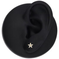 14K Or Moissanite Fleur Embout Embout fleur en or avec cristaux clairs sur modèle d'oreille noire