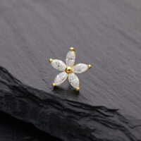 14K Or Moissanite Fleur Embout Embout floral en or avec pierres de moissanite sur fond noir