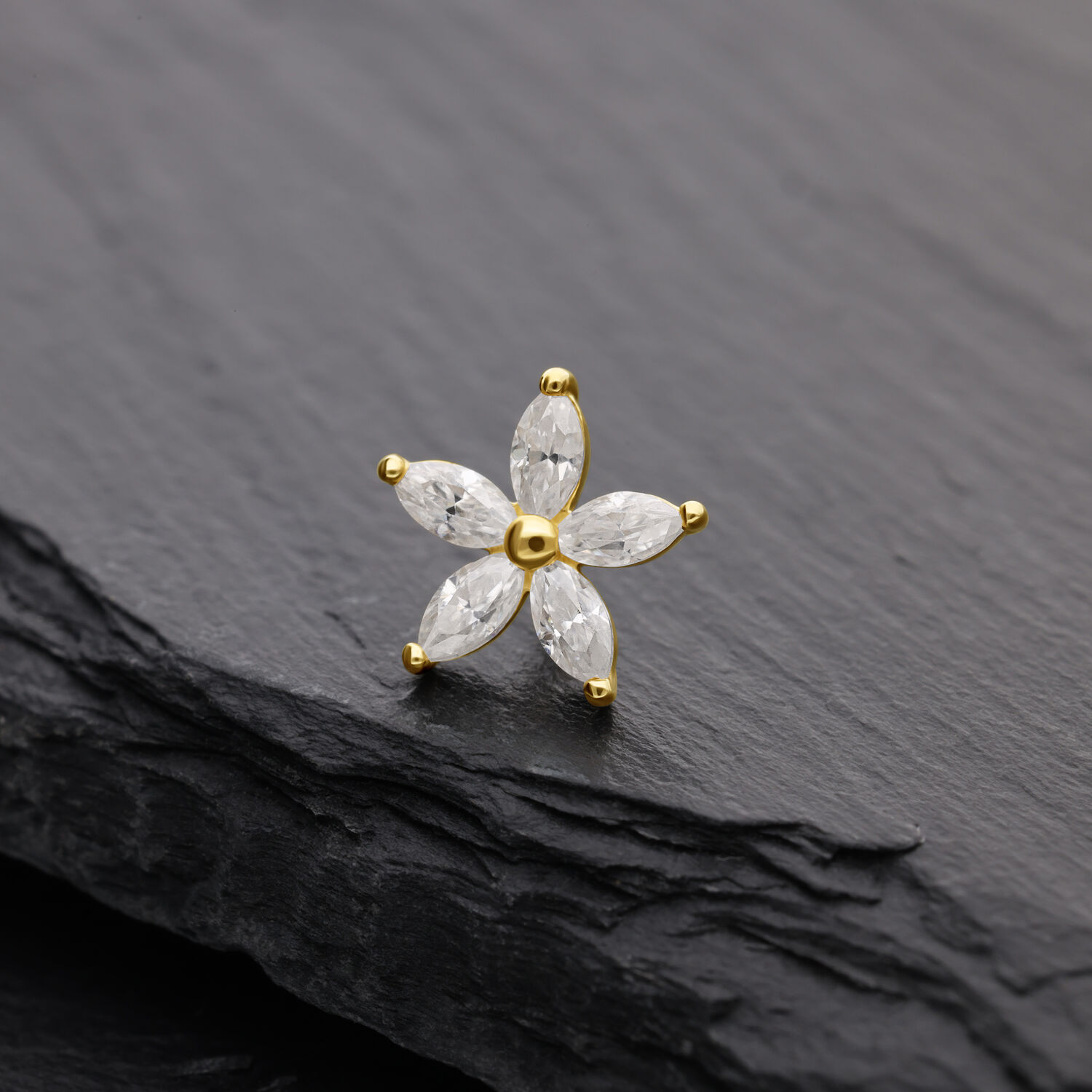 14K Or Moissanite Fleur Embout Embout floral en or avec pierres de moissanite sur fond noir