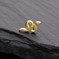 Embout serpent en or 14K Push-Fit Embout serpent en or 14K sur fond d'ardoise noire
