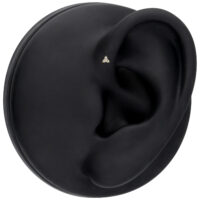 14K Or Moissanite Trinity Embout Embout Trinity en or 14K avec cristaux de moissanite clairs sur modèle d'oreille noir