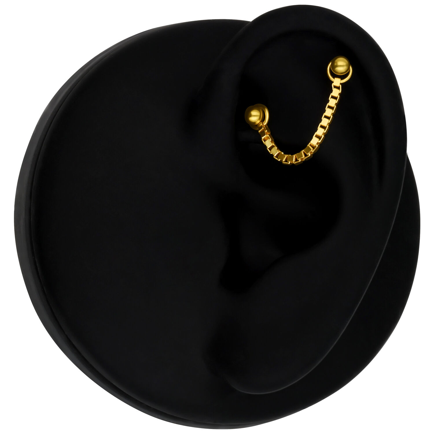 Chaîne de piercing en or 14K sur oreille noire Chaîne de piercing en or 585 sur une oreille noire sur fond noir