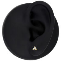 Embout de piercing Trinity en or 14K Embout de piercing Trinity en or 14K avec cristaux clairs sur modèle d'oreille noire