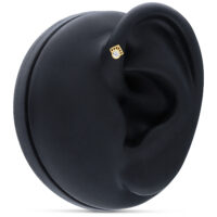 Embout de piercing en or 14K avec cristal Embout de piercing en or 14K avec cristal clair sur un modèle d'oreille noir