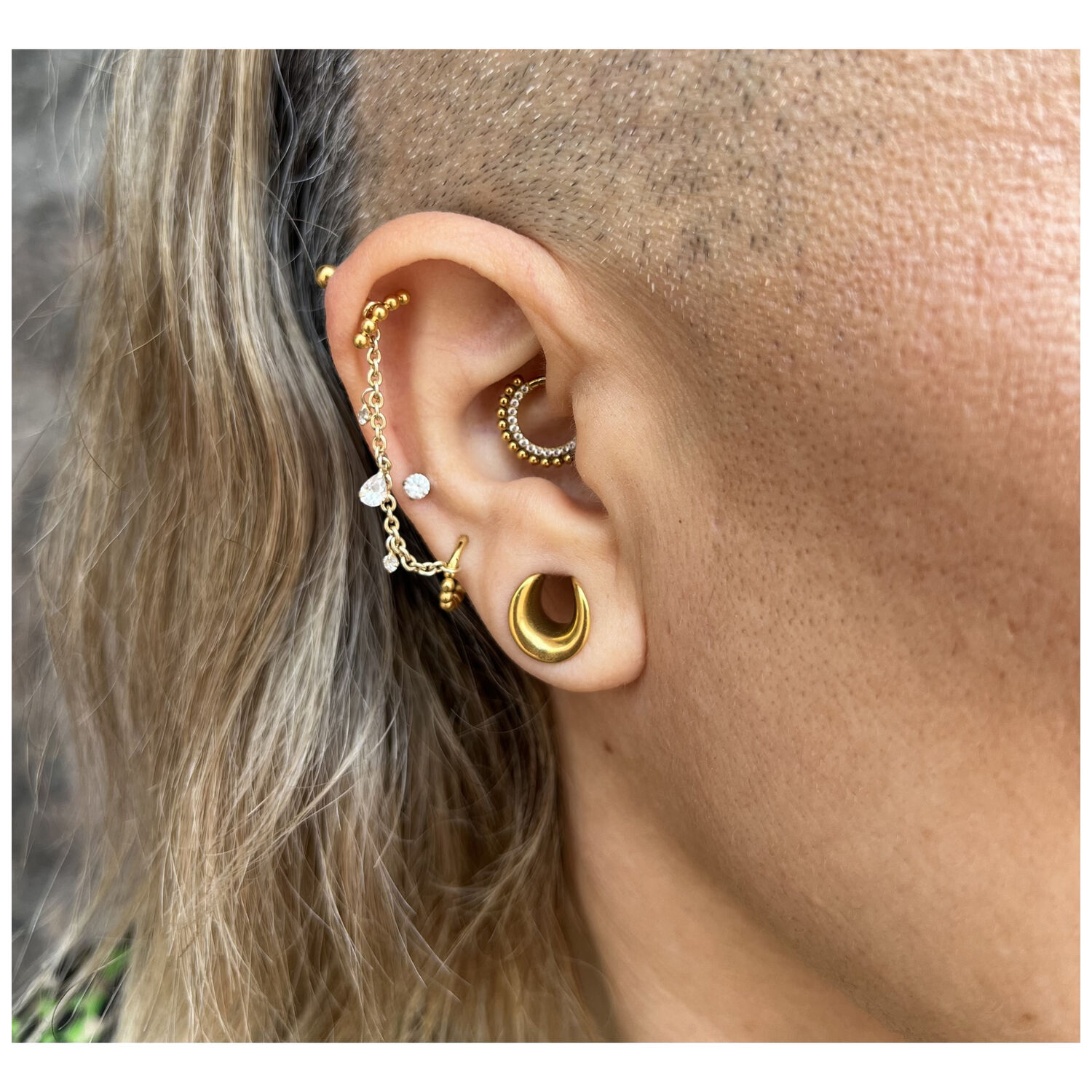 Embout en or 14K avec cristal Princess pour oreille Oreille avec embout en or 14K et cristaux clairs, porté