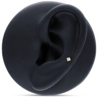 Embout en cristal en or 14K pour piercing d'oreille Embout en or 14K avec cristal clair sur modèle d'oreille noir