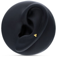 Piercing Helix avec embout Trinity en or 14K Embout Trinity doré sur modèle d'oreille noire