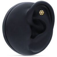14K Gold Kaleidoscope Attachment in Ear Petit embout en or kaleidoscope dans l'oreille sur fond noir