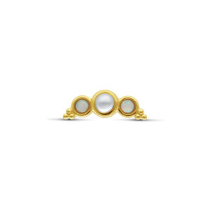 Embout de piercing en or avec opale synthétique et perle sur fond blanc