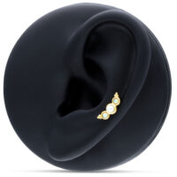 Embout en or 14K avec trois perles d'opale synthétiques sur fond noir