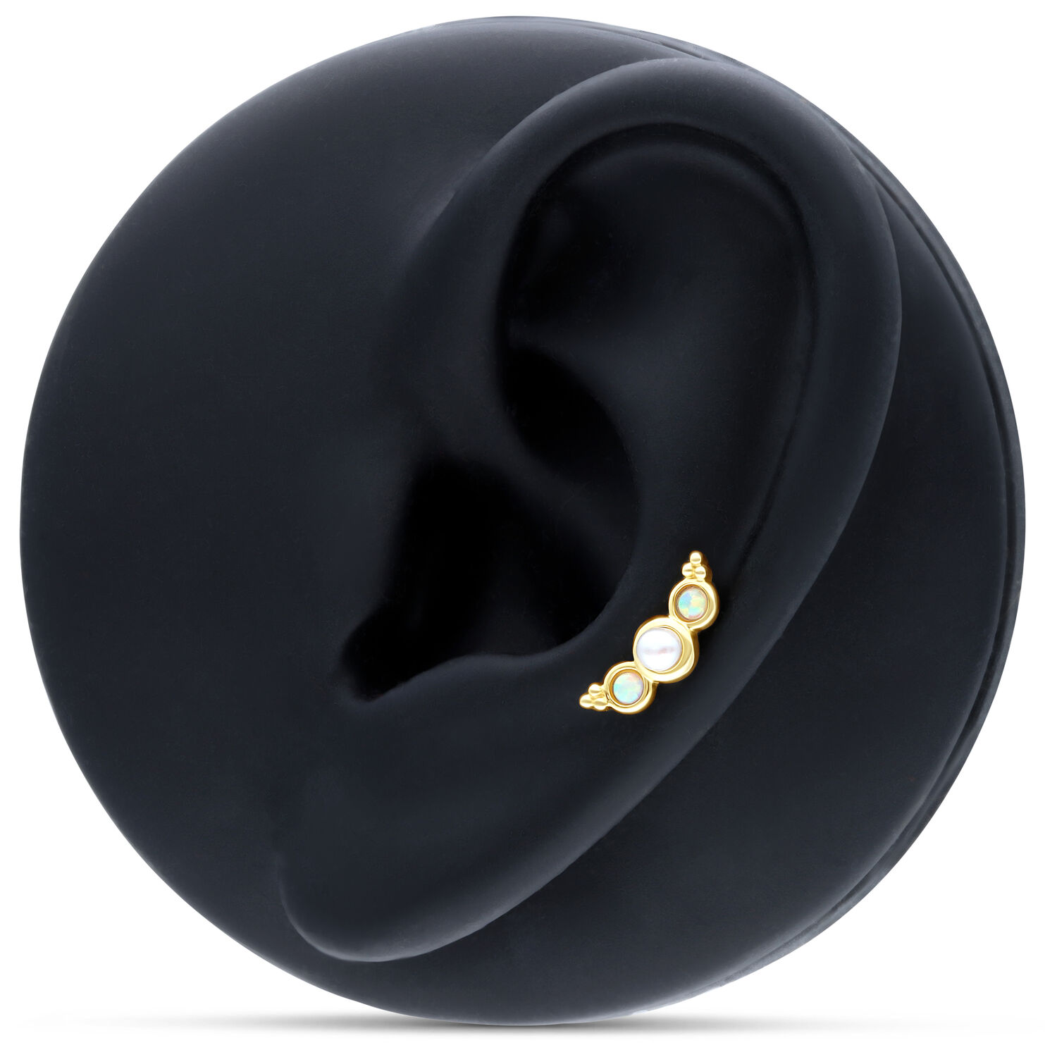 Embout en or 14K avec trois perles d'opale synthétiques sur fond noir