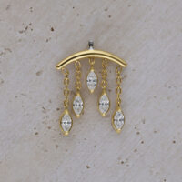Embout Helix en or 18K avec gouttes de cristal Embout Helix doré avec gouttes de cristal claires sur fond beige