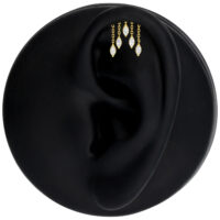 Embout Helix en or 18K avec gouttes de cristal Embout Helix doré avec gouttes de cristal claires sur un modèle d'oreille noir