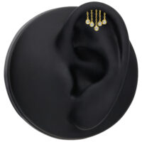 Embout hélice doré avec chaîne de cristaux Embout de piercing hélice doré avec cristaux clairs sur une oreille modèle noire
