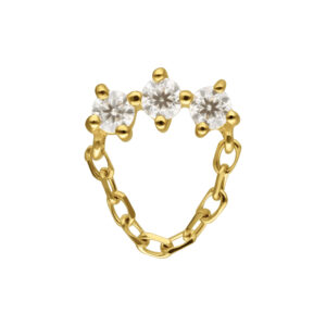 Embout en or avec trois pierres de moissanite et pendentif chaîne sur fond blanc