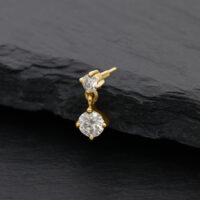 Pendentif en or 14K avec moissanite Pendentif en or 14K avec cristal de moissanite sur fond noir