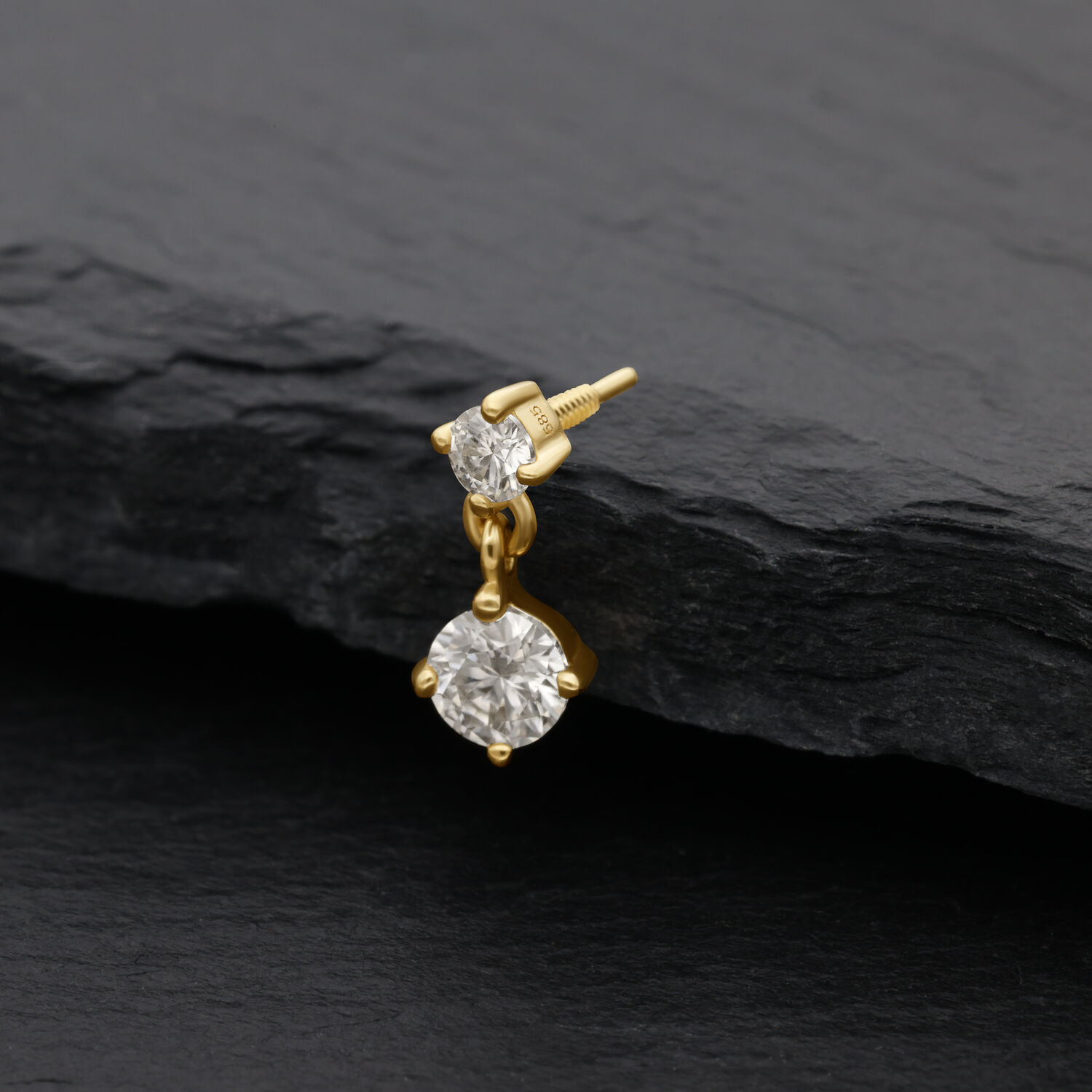 Pendentif en or 14K avec moissanite Pendentif en or 14K avec cristal de moissanite sur fond noir