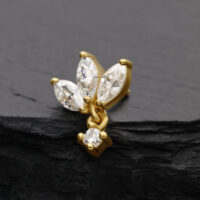 14K Or Moissanite Lotus Embout Embout Lotus doré avec pierres de moissanite sur fond sombre