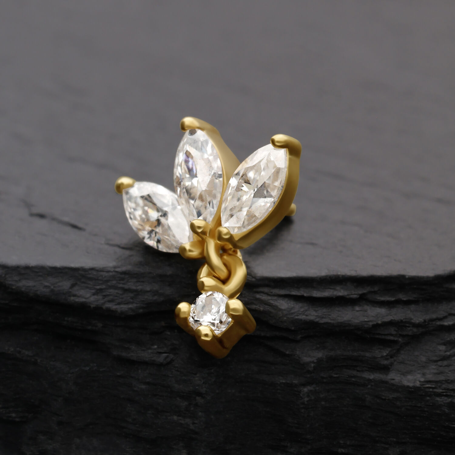 14K Or Moissanite Lotus Embout Embout Lotus doré avec pierres de moissanite sur fond sombre