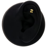 Embout de piercing cerise en or 14K Embout cerise en or dans l'oreille sur fond noir