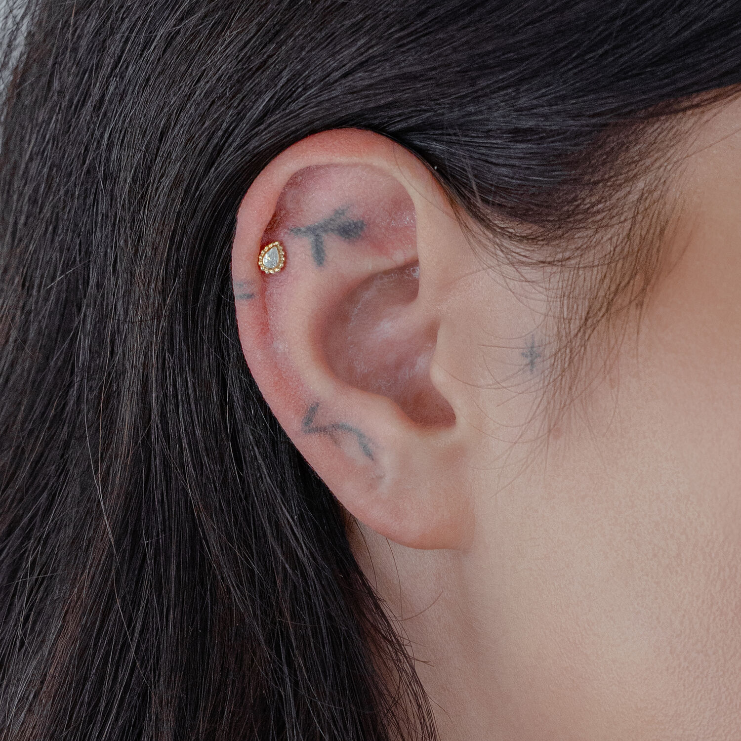 Clous d'oreilles en or 14K avec cristal de Wildcat Oreille avec embout en cristal doré 14K de Wildcat, parfaitement ajusté