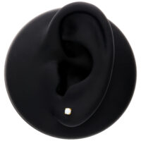 Embout en or 14K avec opale ronde Embout doré avec opale ronde sur modèle d'oreille noire