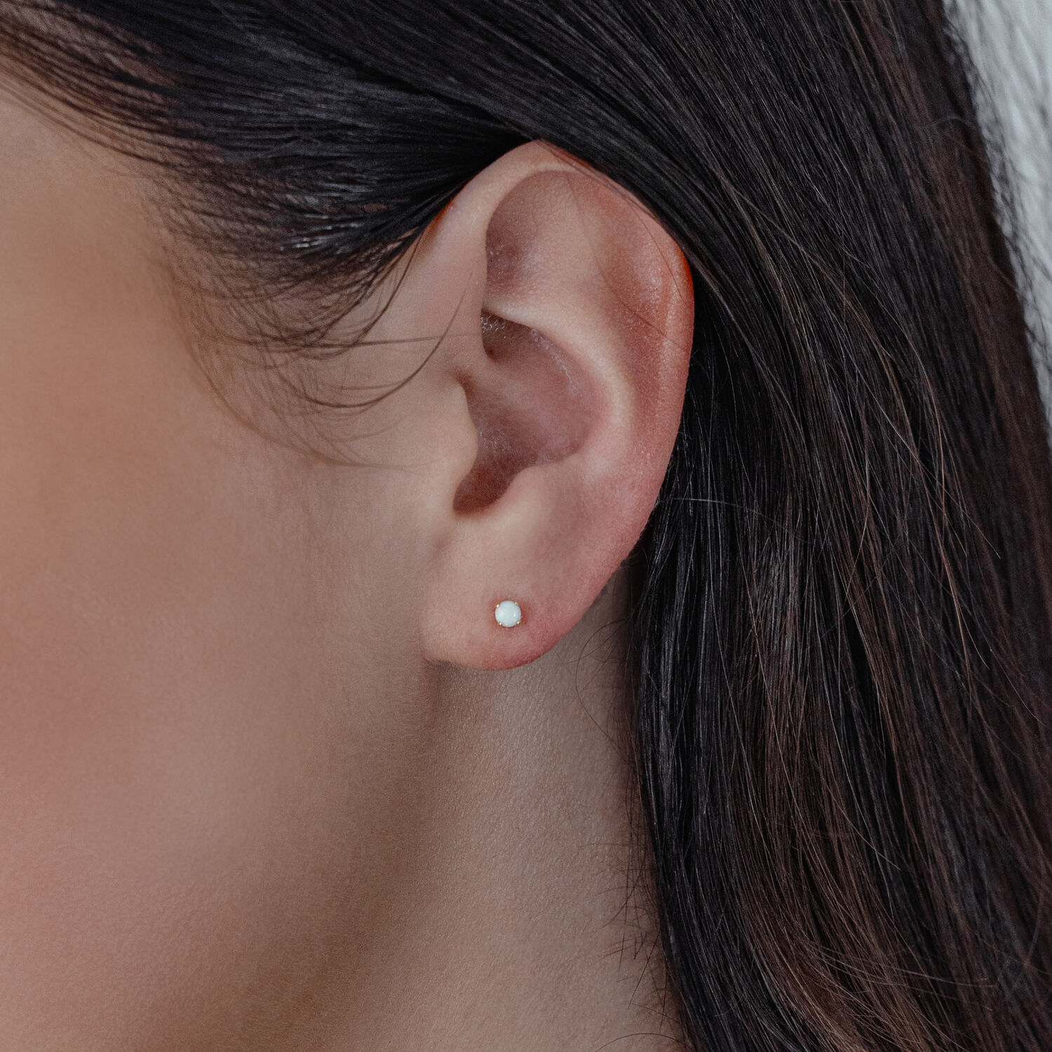 Embout d'oreille en or 14K avec opale Embout rond en or 585 avec opale synthétique porté à l'oreille