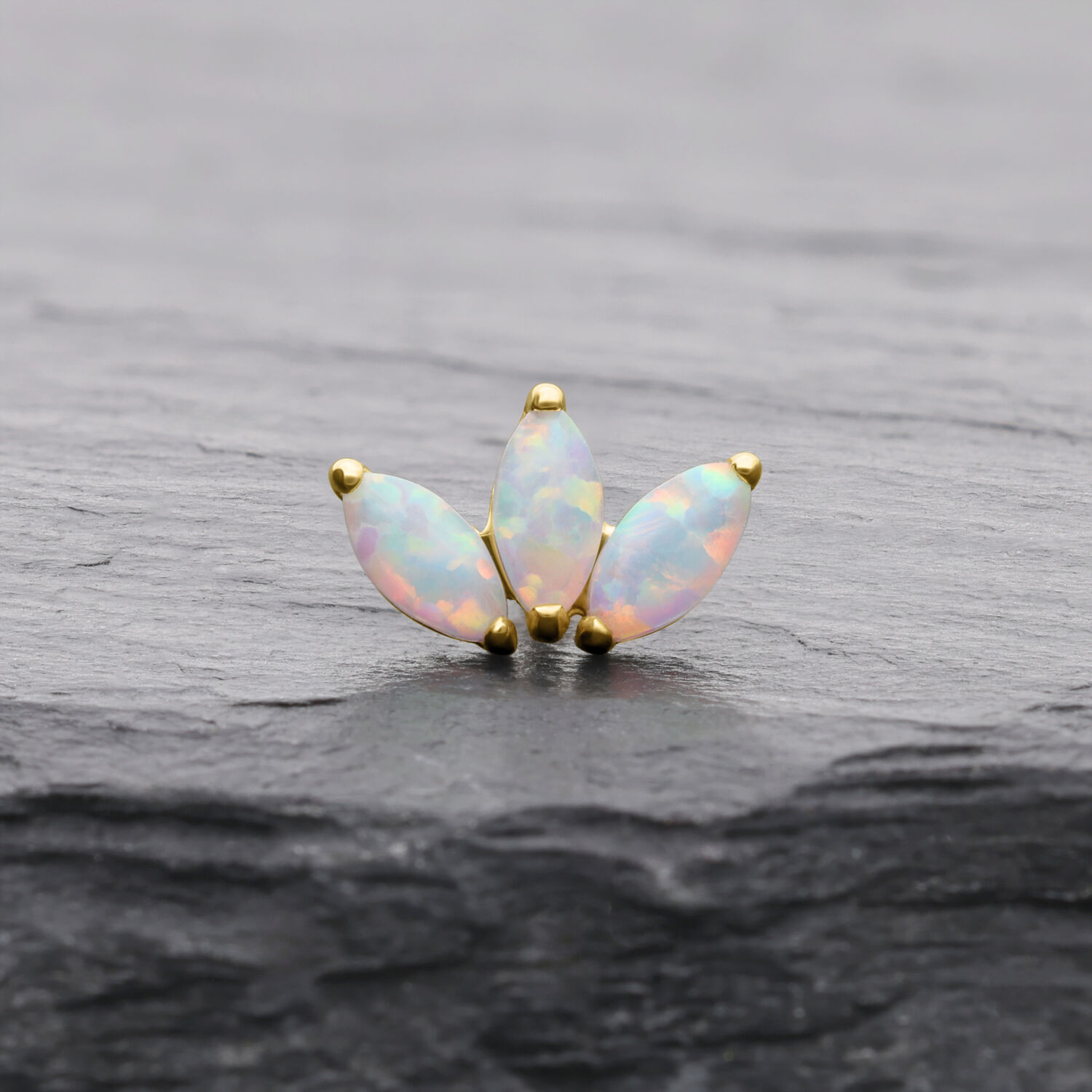 14K Or Lotus Embout avec Opale Embout en or en forme de lotus avec opale synthétique sur fond sombre